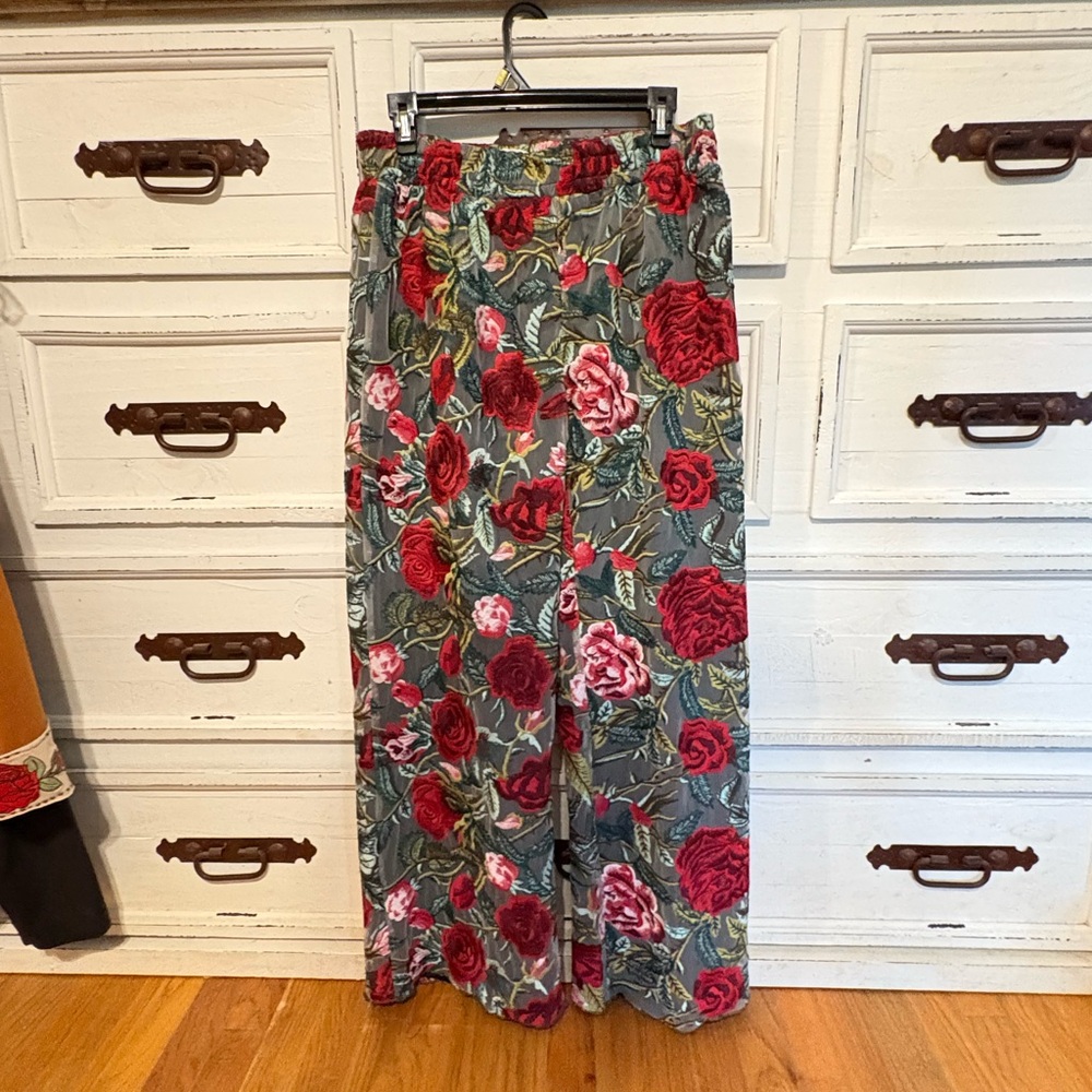 Rodeo Quincy! Chic Floral very classy dress pants in Gray and Red